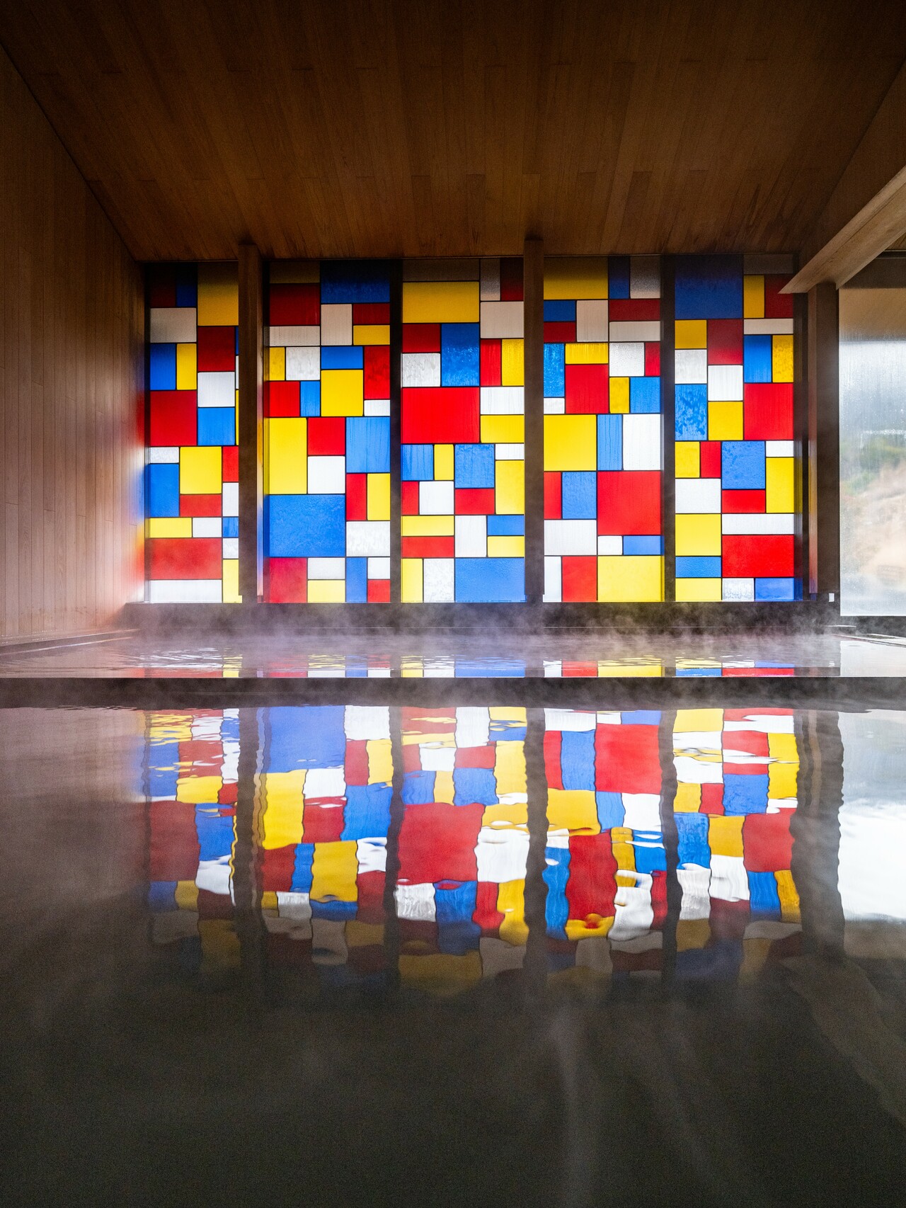 【界 雲仙】雲仙地獄から引いた源泉かけ流しの大浴場。ステンドグラスから降り注ぐ光が湯面にゆらめきます。