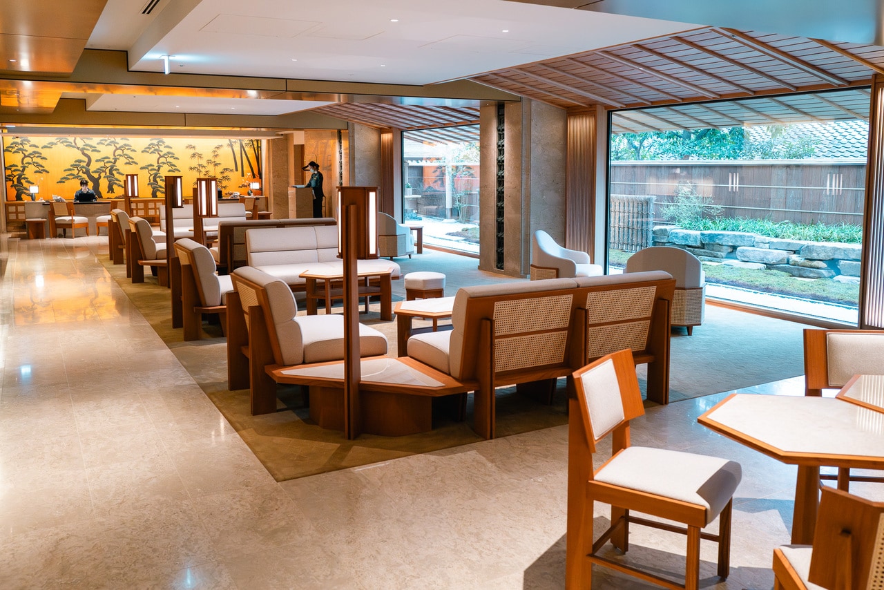 窓の外に向かって伸びる天井のなだらかな傾斜によって、内と外の境目を感じさせないような設計になっている。