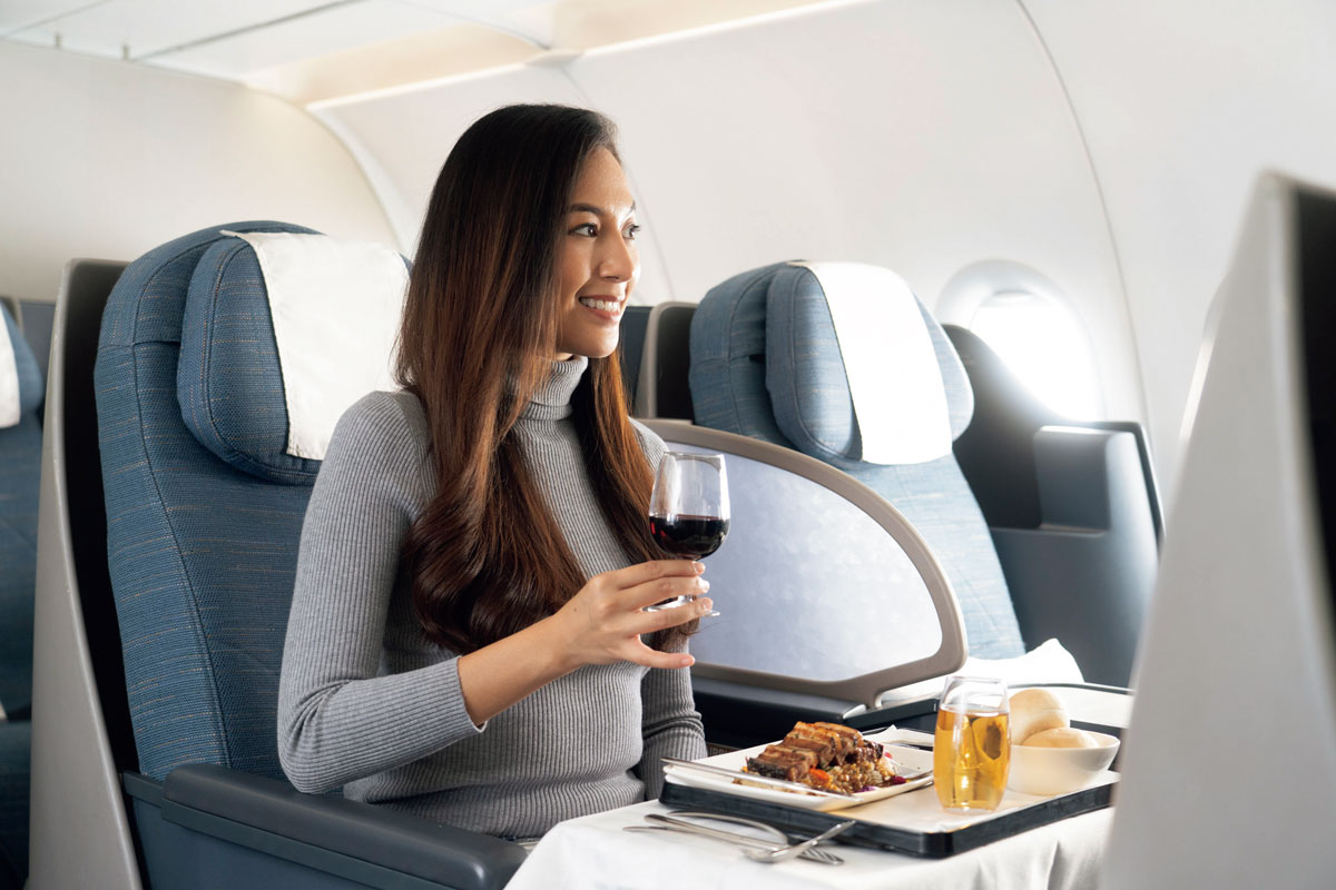 熟練シェフ監修の機内食やオリジナルカクテルが味わえるビジネスクラス・キャビン。ライ・フラットシートも快適。