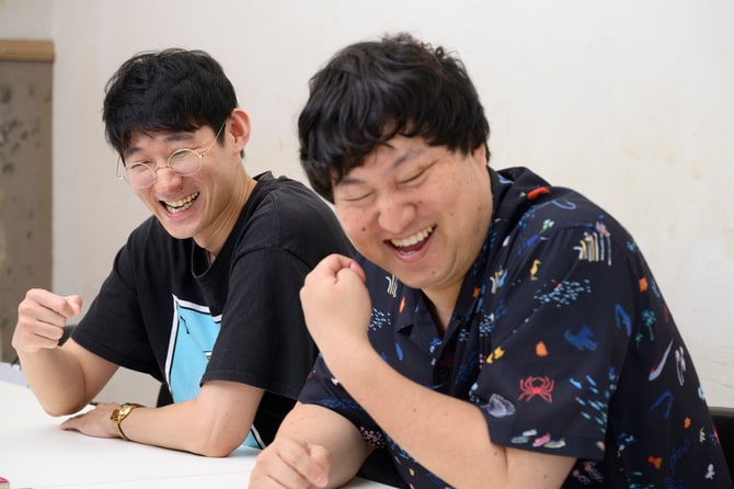 左から、ロングコートダディの堂前透さん、兎さん。