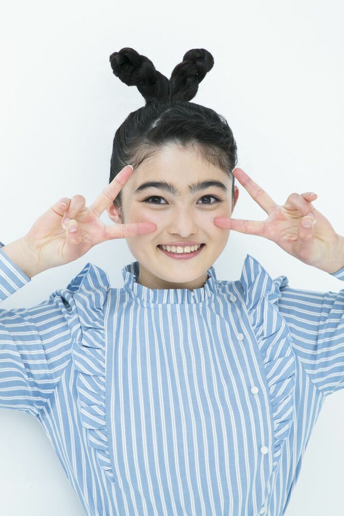 眉毛が太くて、髪の毛をふたつ団子にしてた頃の井上咲楽さん(ホリプロのホームページより)