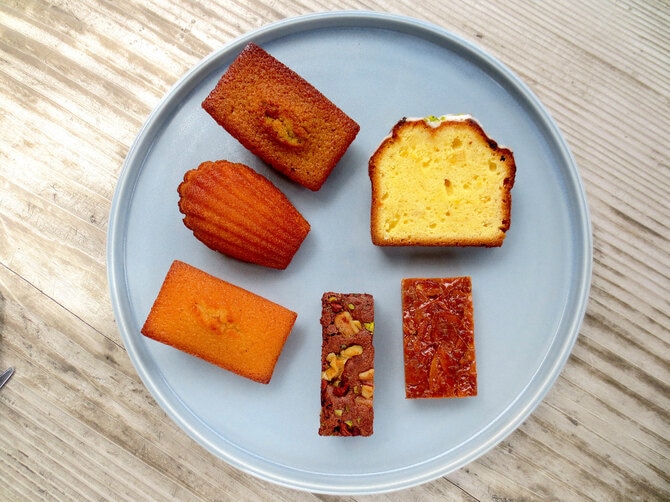 焼き菓子いろいろ。右上より時計回りに「ウィークエンドシトロン」450円、「フロランタン」200円、「ブラウニー」400円、「フィナンシェ」320円、「はちみつマドレーヌ」310円、「フィナンシェ ピスターシュ」350円。