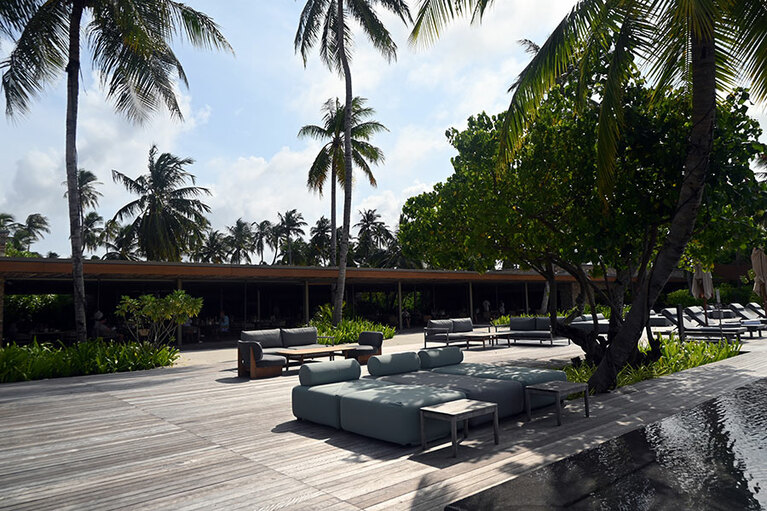 レストラン「ポルティコ」前のメインプールサイド。