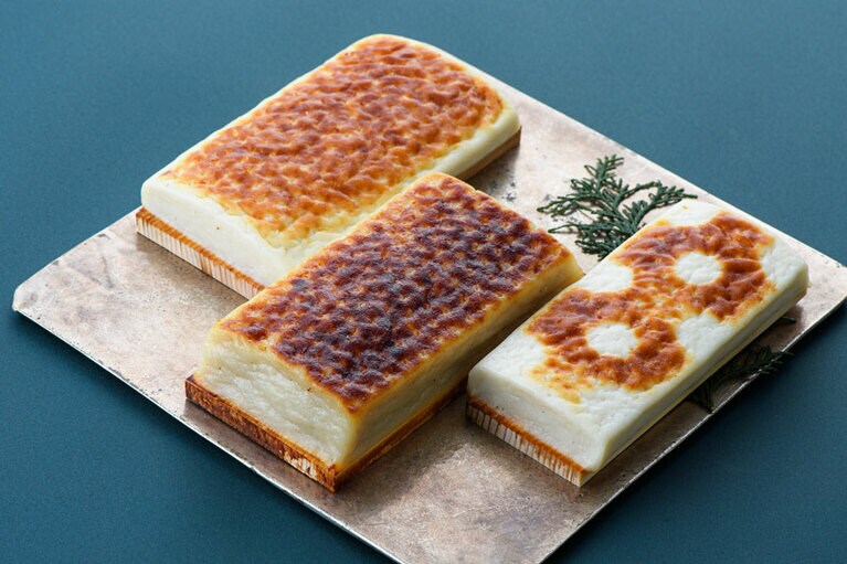 厳選した最高級の真鱧を贅沢に使った蒲鉾は、味と足(＝歯ごたえ)にこだわった大阪らしい逸品。お正月に嬉しい。大寅極上焼蒲鉾詰合せ 3種(はもいた、大判、焼通し)木箱入り 5,454円／大寅蒲鉾