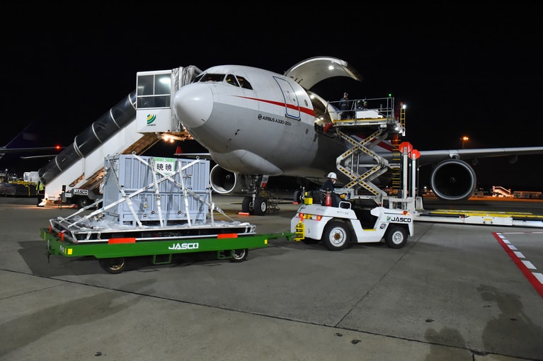 シャオシャオが入った輸送箱を成田空港で搭載。（提供：（公財）東京動物園協会）