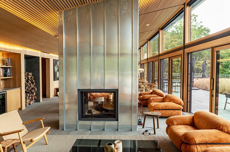 レストランとラウンジは広々としてくつろげる。