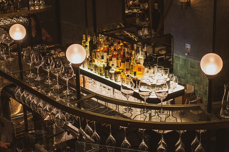 美しくライティングされたボトルやグラス。