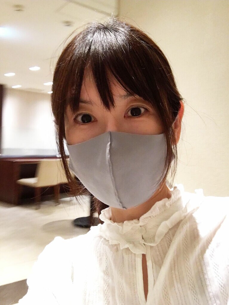 普段のにらさわです。マスクの汚れを嫌ってノーメイクにしているため、目元が暗くなりがちです。