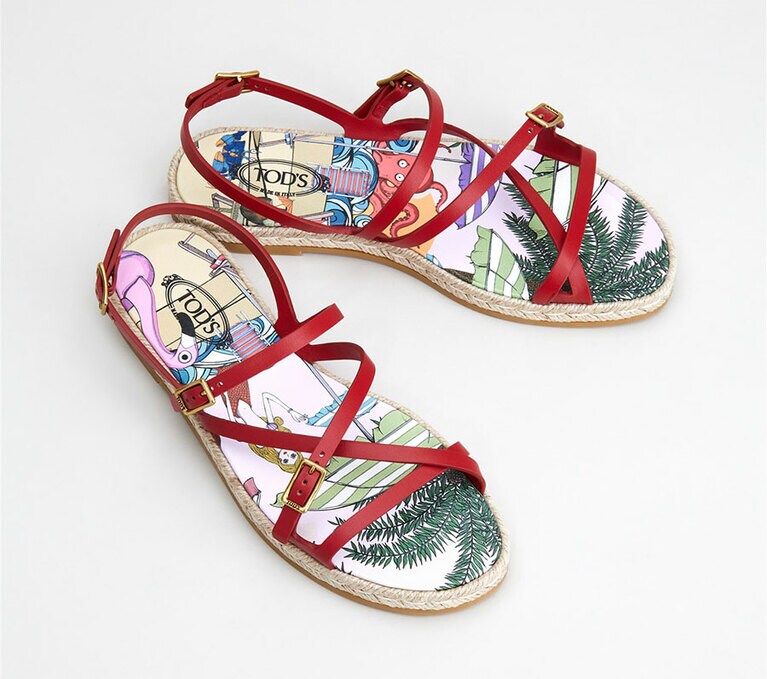 サンダル H2cm 83,600円。