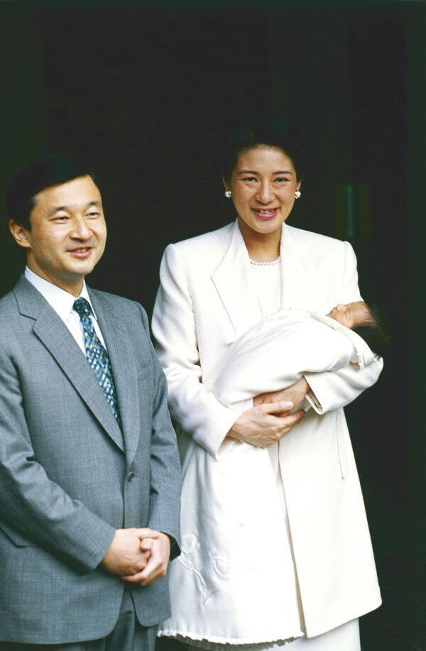 愛子さまを抱いて宮内庁病院を退院される雅子さま　©JMPA