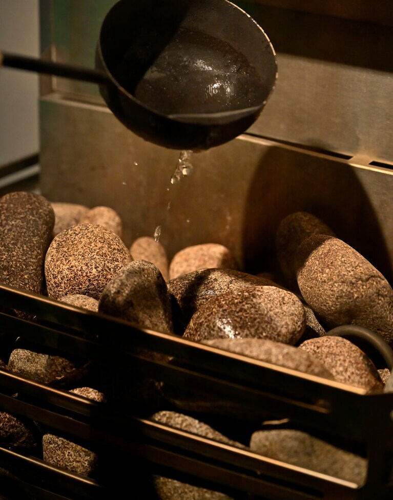 すべての部屋でロウリュが可能。水着着用が必須。平日1名2,200円～。