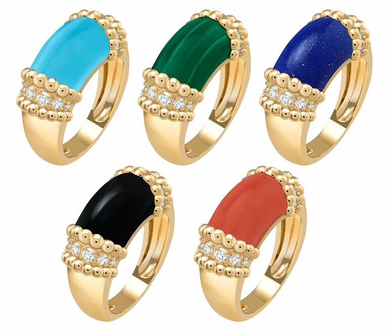ペルレ クルール リング 左上から：(イエローゴールド、ターコイズ、ダイヤモンド)、(イエローゴールド、マラカイト、ダイヤモンド)、 (イエローゴールド、ラピスラズリ、ダイヤモンド)、左下から：(イエローゴールド、オニキス、ダイヤモンド)、 (イエローゴールド、コーラル、ダイヤモンド)。