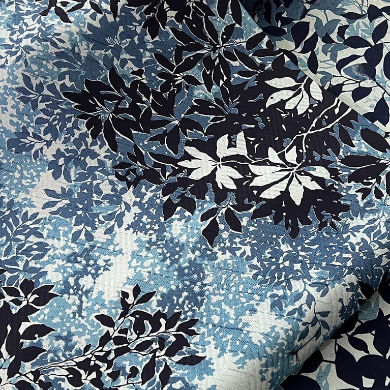 本藍染雅織⼯房の中⻄秀典さんが今回のコラボレーションのために特別に仕上げた反物。