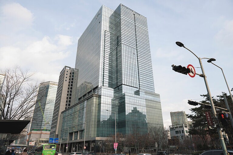 一際目立つ巨大なビル。