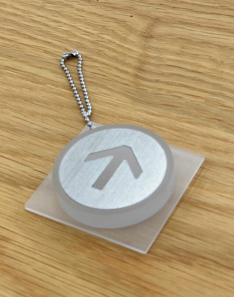 矢印ボタン。エレベーターボタンは、エレベーターの内部にあるものだけではないのだ。