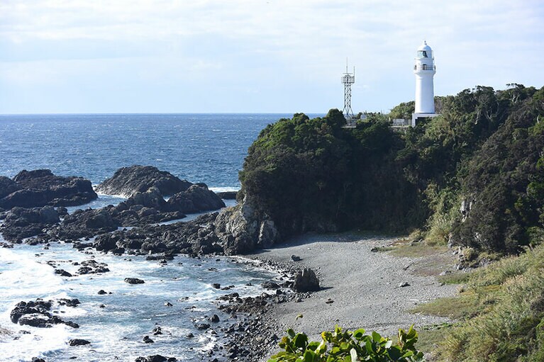 台風中継でおなじみの潮岬。夕日の名所でもあります。
