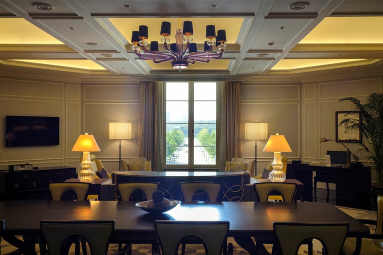 皇居へと続く行幸通りの眺めが素晴らしい、最上級の客室 “インペリアルスイート”。