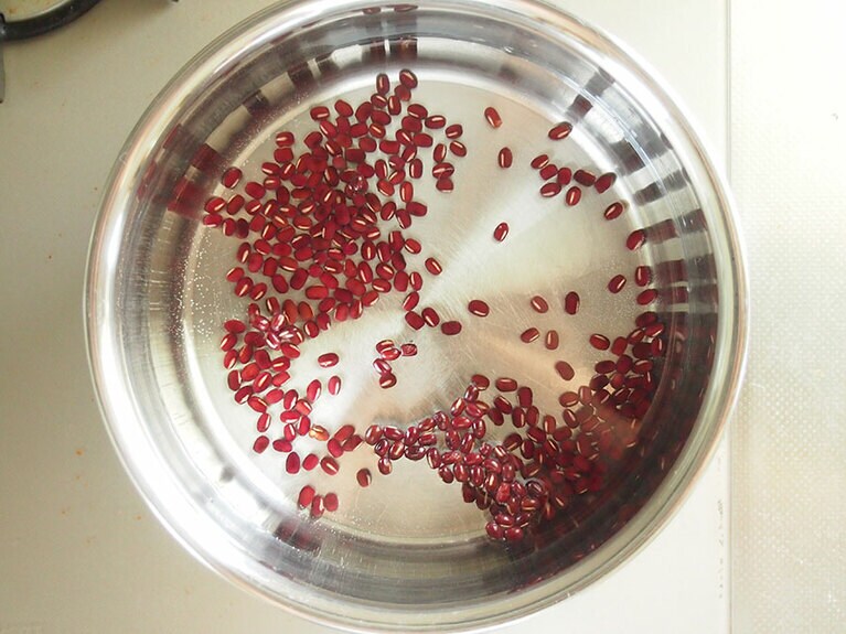 (4) 煎った小豆を水とともに鍋に入れます。沸騰するまで強火で沸かし、その後弱火で30分ほど加熱します。