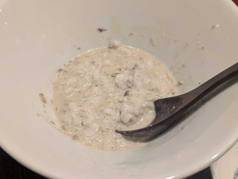 麺を食べたあとはご飯を投入して「リゾット風」に