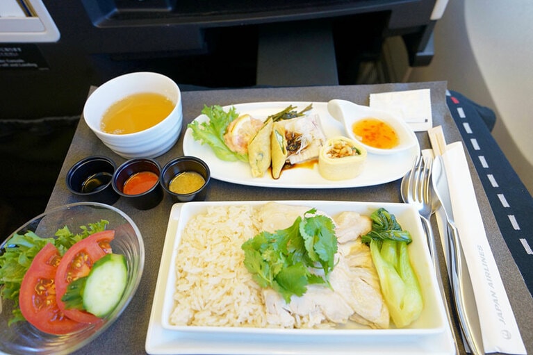 メインのチキンライスは本場シンガポールの味。3種類のソースが用意されていて、特に生姜ソースがおいしい！