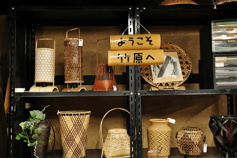 【まちなみ竹工房】竹を使ったさまざまな作品が並んでいる「まちなみ竹工房」。