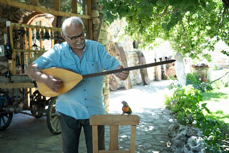 トルコの伝統弦楽器、サズに合わせて踊るインコも名物。