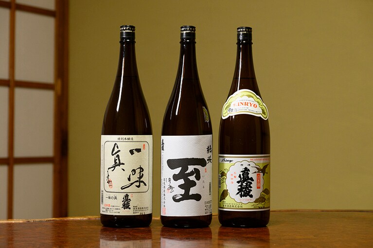 「四季菜割烹 伝」の逸見酒造のラインナップは島内随一。食中酒のおすすめとして、左からやや辛口の「真稜 本醸造 一味の真」600円、フルーティーで飲み飽きない「真稜 純米 至」750円、熱燗でいただきたい「真稜 普通酒 無糖加」550円。