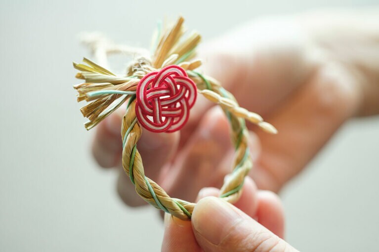 藁綯いで作るお守りは、ミニチュアの注連飾りのようで愛らしい。