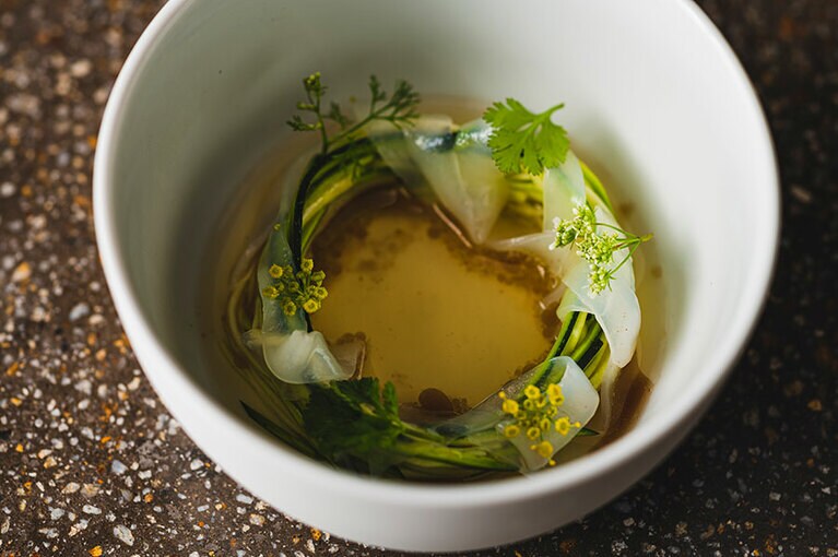 アカイカの刺身とズッキーニを素麵のように切った繊細な一品。