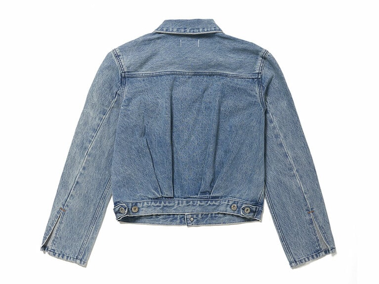 後身頃にタックが入り立体的なシルエット。