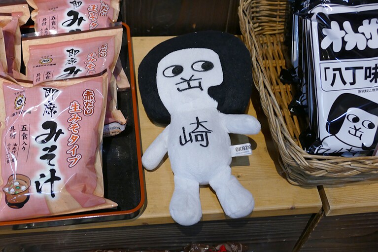 味噌蔵見学の後はお買い物。さまざまなバリエーションの味噌商品が販売されている。