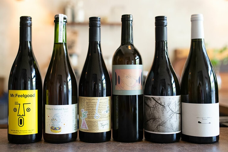 坂田さんおすすめの東信エリアのナチュラルワイン。上田市で唯一のナチュラルワインの造り手「セイルザシップ ヴィンヤード」“ミスターフィールグッド2020赤” 2,860円。巨峰を醸した「ドメーヌナカジマ」“ペティアン ナチュール ロゼ2021” 1,980円。デラウエアを使用した「レヴァンヴィヴァン」“デラ 2020”など。