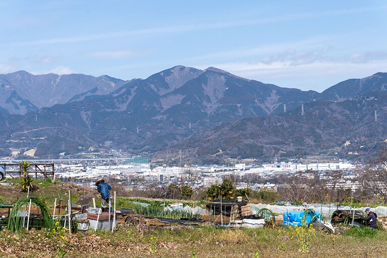 震生湖のある秦野市は盆地。周囲を山々が囲んでいます。この景色も自転車で移動するからこそ。