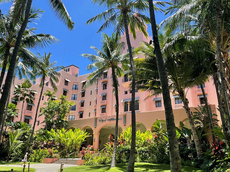 ピンクパレスという通称で親しまれる「ロイヤルハワイアン，ラグジュアリーコレクションリゾートト」。