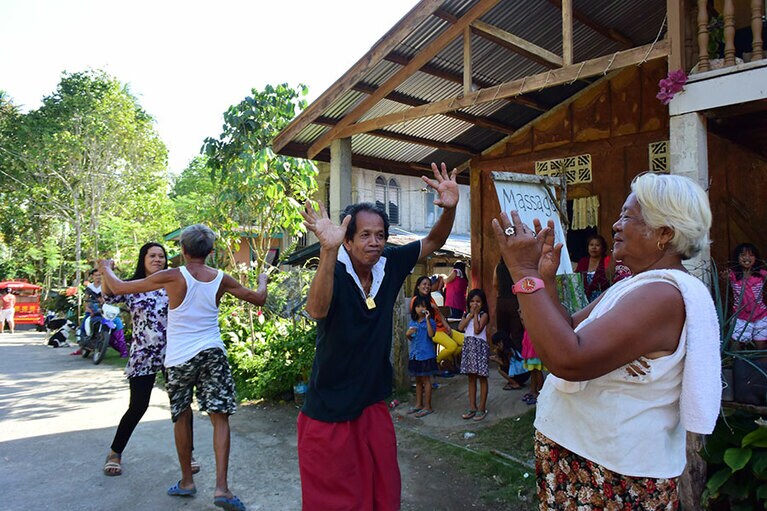 フィエスタと結婚式が重なった家では、道の真ん中でダンス、ダンス！