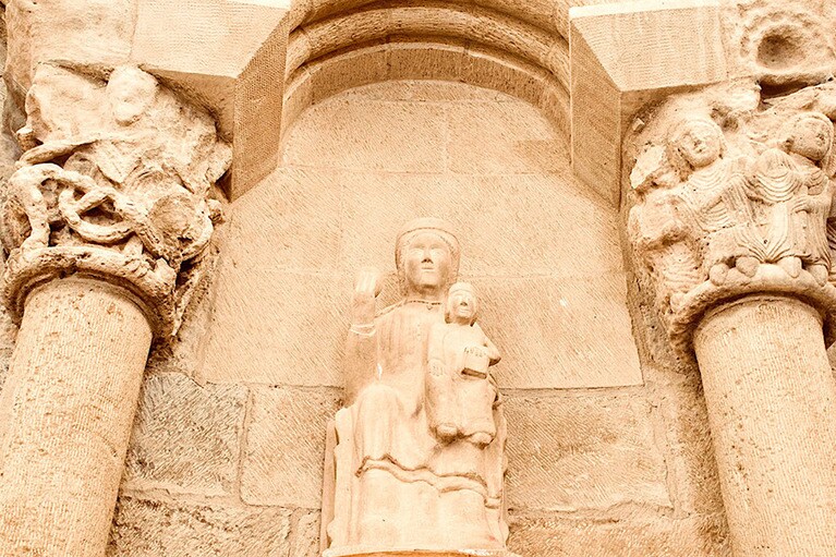 ロマネスクのマリア様はイエス・キリストを膝に乗せたこの状態で表現される。だから“椅子のマリア”と呼ばれているのだそうな。