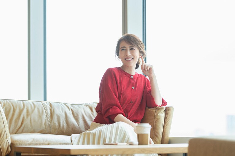 Audibleを楽しむ堀井美香さん。