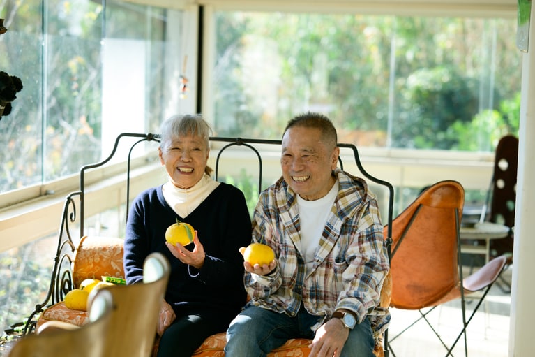 左：こぐれひでこさん、右：近田春夫さん。某テレビ誌のマネをするおふたり。