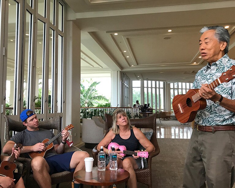 ウクレレについてのレクチャー。先生がコードの押さえ方の見本を見せてくれた。