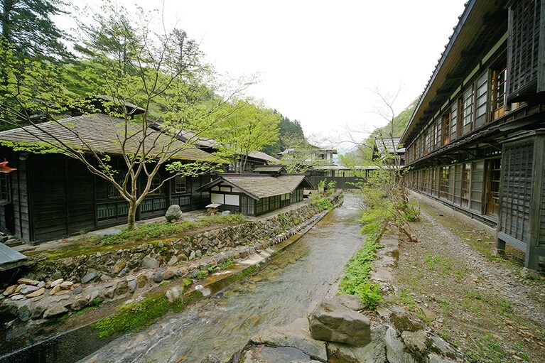 法師温泉 長寿館［群馬／法師温泉］外観 法師川上流から右に別館。左に浴舎。