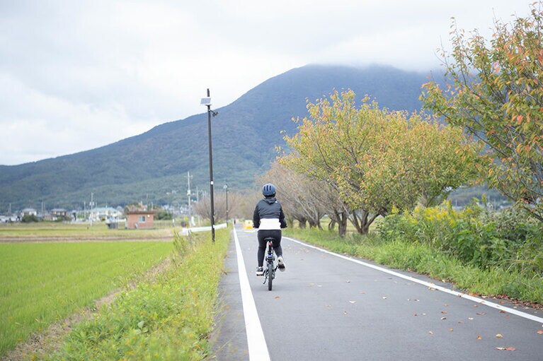車が通らない自転車・歩行者専用道路。Eバイクなら風のある日もラクラク。