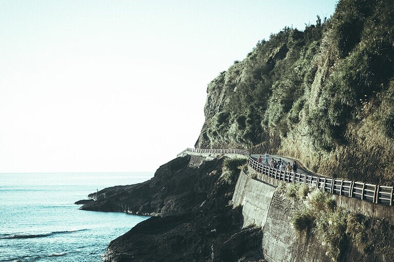 岸壁の絶景が続く緑島は美しい海に囲まれ、映画の舞台としてもぴったり。©●●●●●●●●●