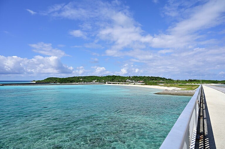 野甫大橋の向こうに見える野甫島。絶景を満喫しながらのサイクリングは最高！