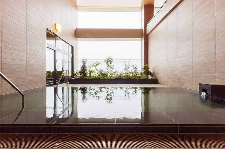 海からの風がほてった体に気持ちいい外風呂（露天風呂）。休憩用の椅子もあるので、クールダウンにぴったり。