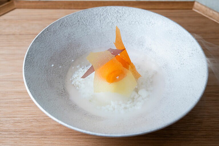 「淡路島産 新玉ねぎのムースとにんじんのチュイル」。