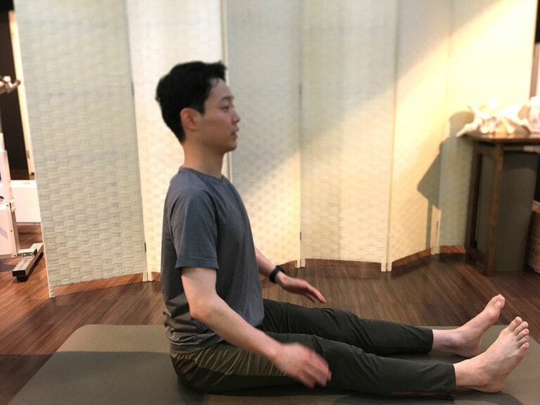 この姿勢を5秒間キープする。