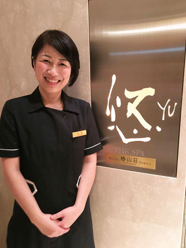 セラピストの久代由香さん。椿オイルでケアしている関係か、手がとてもキレイでした。