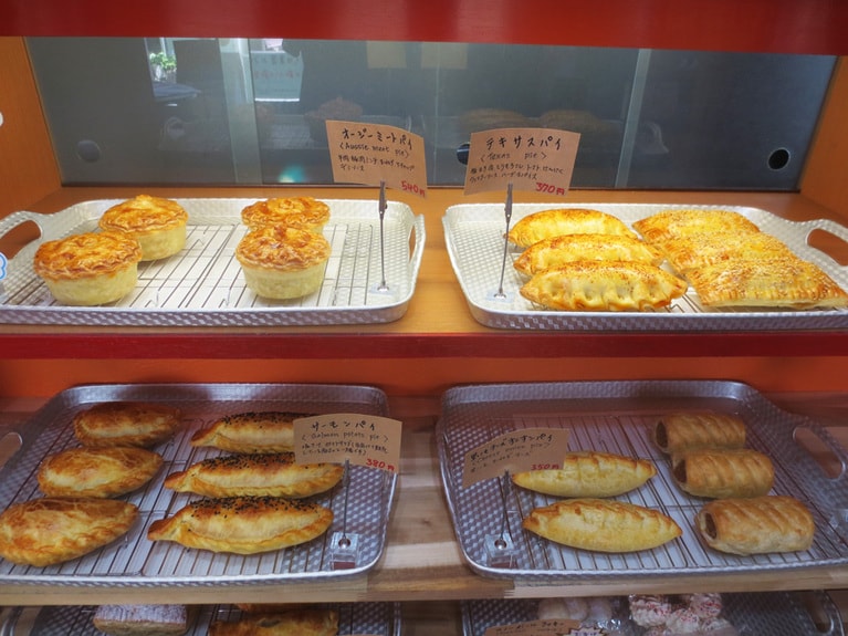 その日焼かれた、焼きたてのパイが並ぶコーナー。商品価格は変動あり。