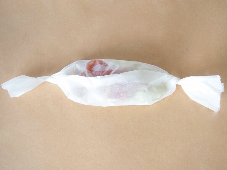 紙を巻いて、キャンディー包みをする要領で、具材を包み込む。