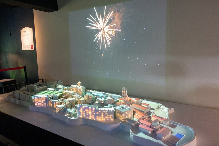 軍艦島での生活をプロジェクションマッピングと当時の映像によって紹介する展示。